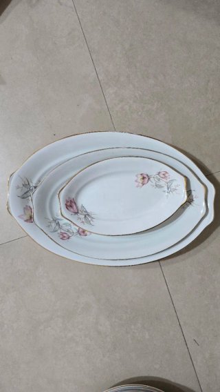 Vajilla de porcelana con flores