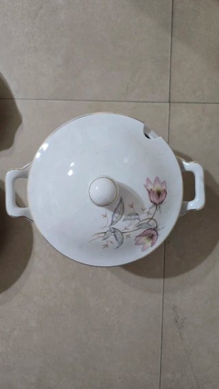 Vajilla de porcelana con flores
