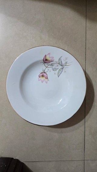 Vajilla de porcelana con flores