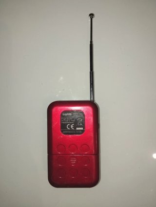 Radio Sanyo Roja Portátil