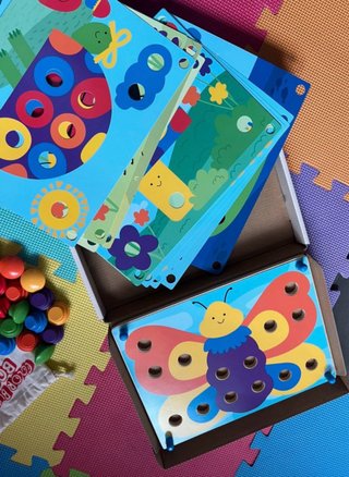 Gioco Nene Toys con Bottoni Colorati Montessori