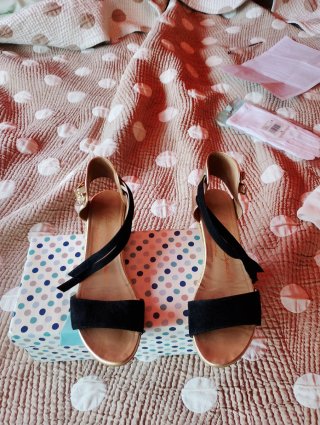 Sandalias cuña doradas y negras