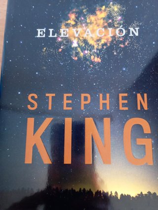 SE VENDE EL LIBRO "ELEVACIÓN" (STEPHEN KING)