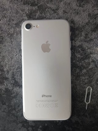 iPhone 7 (A1778) argento