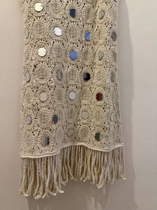 Vestido punto espejos flecos Zara