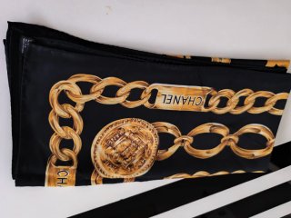 Pañuelo Seda Chanel Negro y Dorado