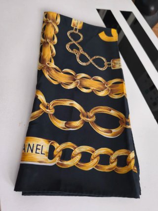 Pañuelo Seda Chanel Negro y Dorado
