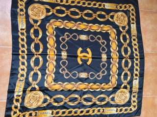 Pañuelo Seda Chanel Negro y Dorado