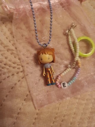 Collar con muñeca y pulsera de cuentas