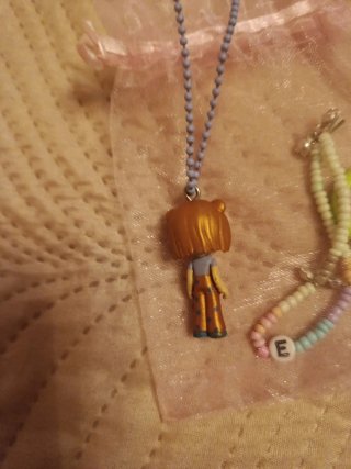 Collar con muñeca y pulsera de cuentas