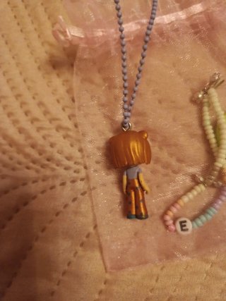 Collar con muñeca y pulsera de cuentas