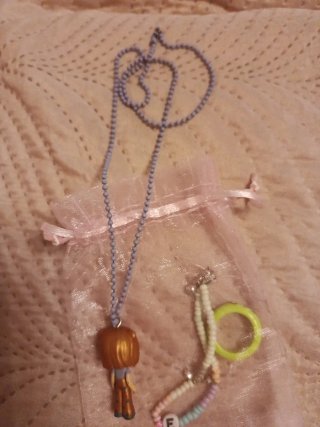 Collar con muñeca y pulsera de cuentas