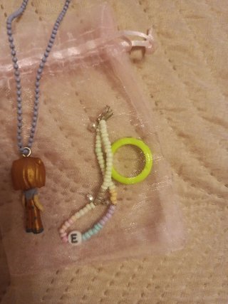 Collar con muñeca y pulsera de cuentas