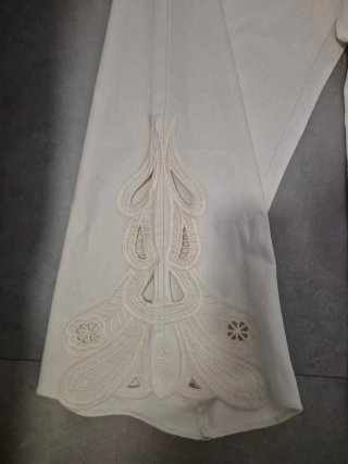Pantalones beige anchos con bordado