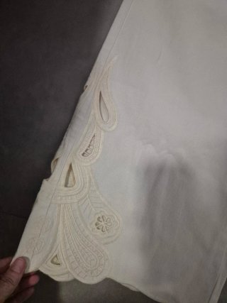 Pantalones beige anchos con bordado