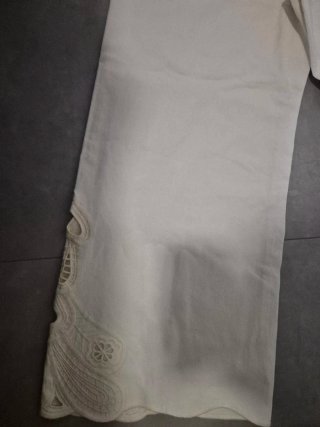 Pantalones beige anchos con bordado