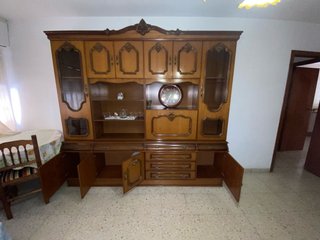 Armario de salón de madera y cristal
