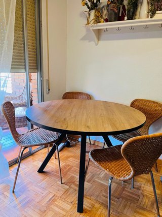 Mesa redonda madera y sillas comedor