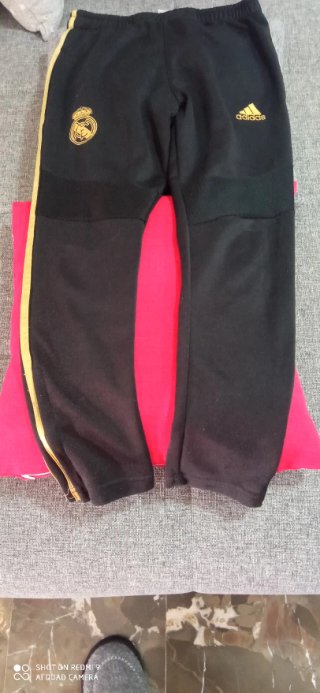 Pantalones de chándal negros con rayas dorada