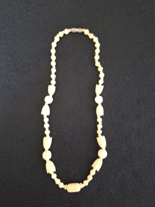Collar gargantilla vintage tallado a mano muy buen