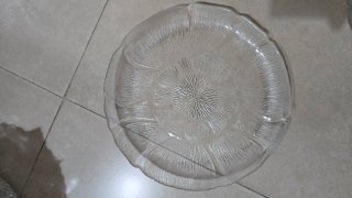 Fuente podtre y platos de cristal con diseño flora