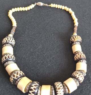 Collar Vintage Africano tallado muy bueno