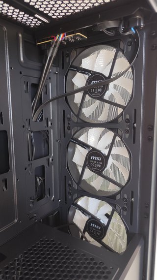 MSI MAG Forge M100R ARGB nueva sin cristal