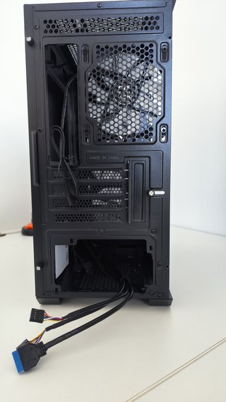 MSI MAG Forge M100R ARGB nueva sin cristal