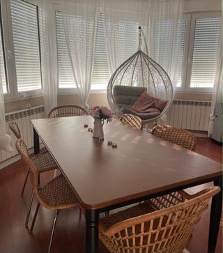 Mesa de comedor de madera y ratán