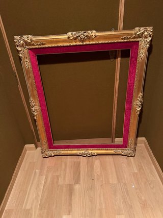 Marco de cuadro dorado y rojo con terciopelo