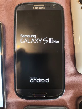 Lotto di 12 smartphone Samsung, LG e Sony Xperia
