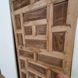 Puerta Conventual con cuarterones de caoba.