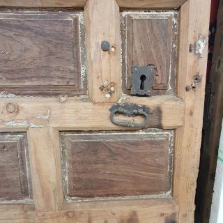 Puerta Conventual con cuarterones de caoba.