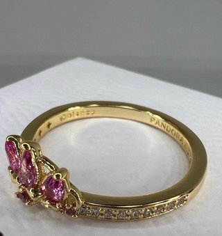 Anillo corona oro y piedras rosas