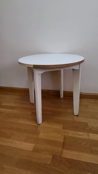 Mesa redonda de madera blanca