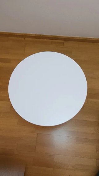 Mesa redonda de madera blanca