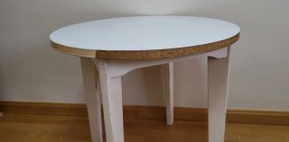 Mesa redonda de madera blanca