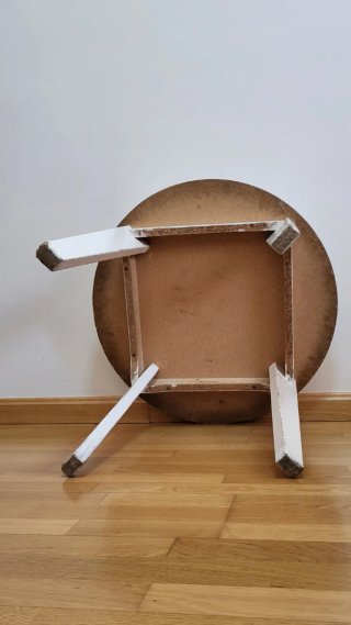 Mesa redonda de madera blanca