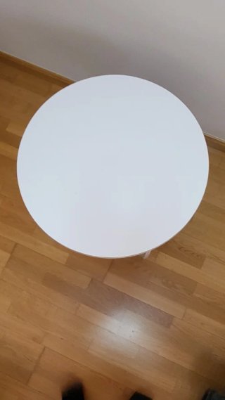 Mesa redonda de madera blanca