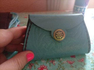 Monedero de cuero azul con cierre