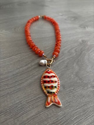 Collar bolas naranja y lila con pez