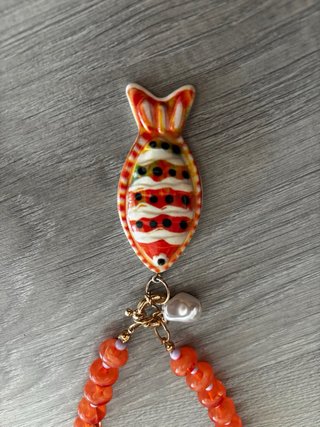 Collar bolas naranja y lila con pez