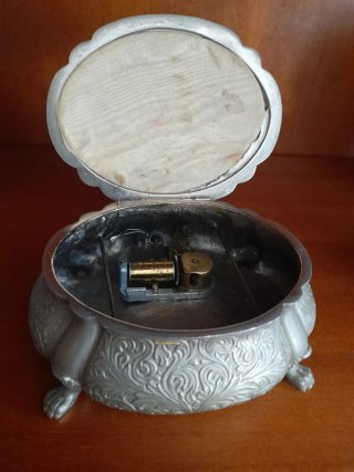 Cofanetto carillon in peltro decorato, funzionante