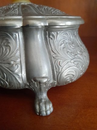 Cofanetto carillon in peltro decorato, funzionante