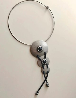 Collar vintage plateado y negro