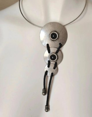 Collar vintage plateado y negro