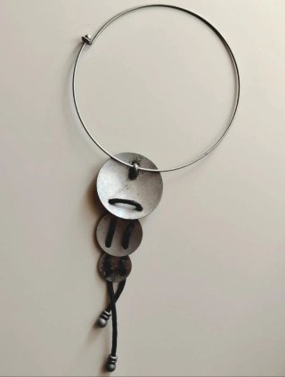 Collar vintage plateado y negro
