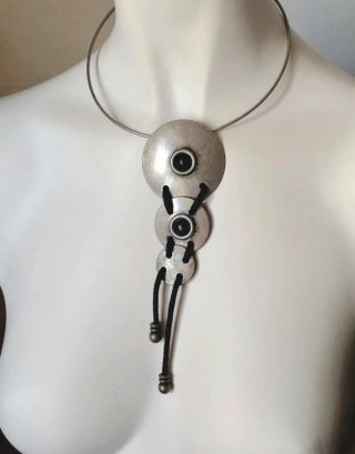 Collar vintage plateado y negro