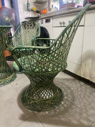 Mesa y 2 sillas fibra de vidrio hilada color verde