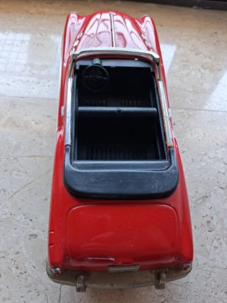 Modellino auto rossa